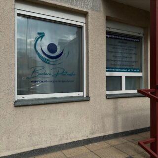 Oklejenie szyb folią mrożoną + grafika dla Pani Barbary Plutowskiej - wsparcie edukacyjno terapeutyczne #reklama #oklejanieaut #carwrap #carwrapping #polskamarka #polskafirma #reklamy #oklejaniewitryn #oklejanieszyb
