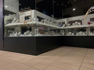 Oklejenie szyb czarną folią matową dolnej części witryn dla Briju w Galerii Kociewskiej w Tczewie #reklama #oklejanieaut #carwrap #carwrapping #polskamarka #polskafirma #reklamy #oklejaniewitryn #oklejanieszyb