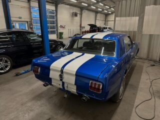 Klasyczny Ford Mustang ubrany sportowe pasy, wyszło pięknie 🔥 #reklama #oklejanieaut #carwrap #carwrapping #polskamarka #polskafirma #reklamy #serwisgrzeskowiak